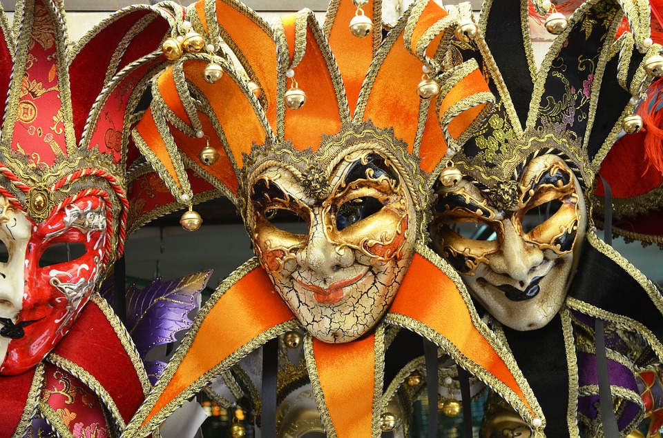 Carnevale di Venezia. Un uomo in maschera anonima è in posa con